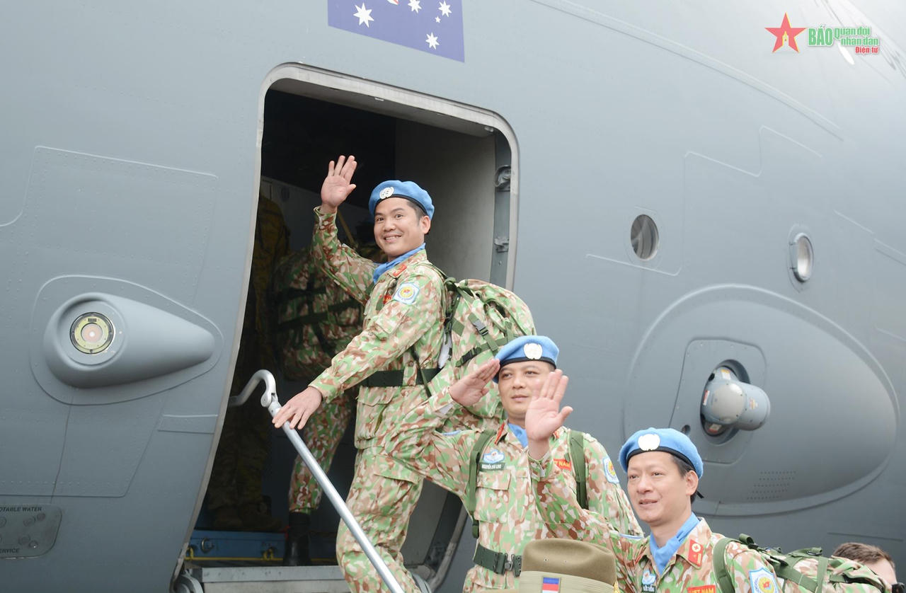 Xúc động hình ảnh chiến sĩ mũ nồi xanh lên đường làm nhiệm vụ giữ gìn hòa bình LHQ