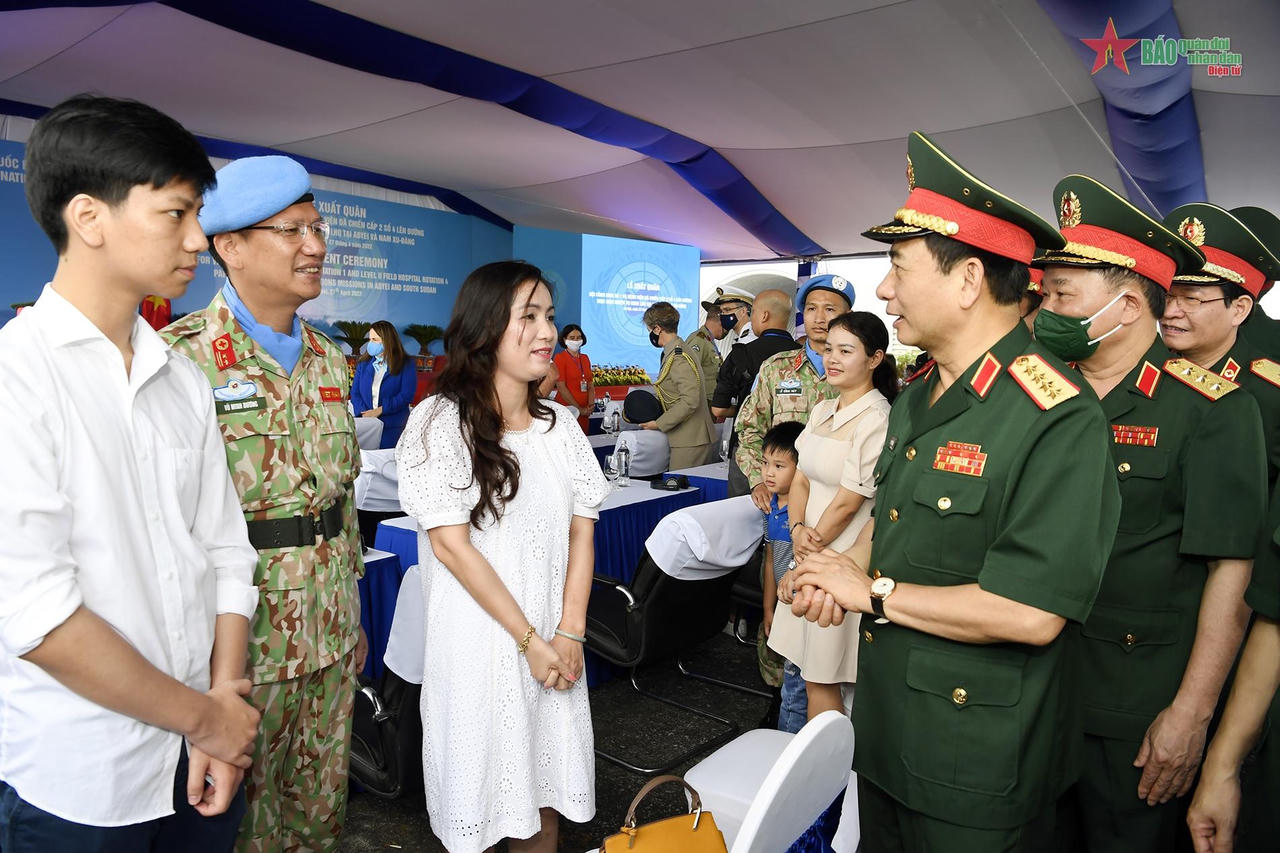 Xúc động hình ảnh chiến sĩ mũ nồi xanh lên đường làm nhiệm vụ giữ gìn hòa bình LHQ