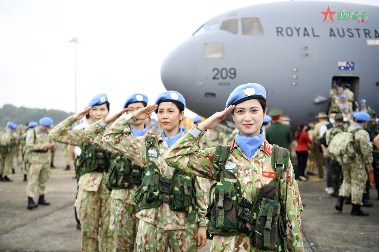 Xúc động hình ảnh chiến sĩ mũ nồi xanh lên đường làm nhiệm vụ giữ gìn hòa bình LHQ