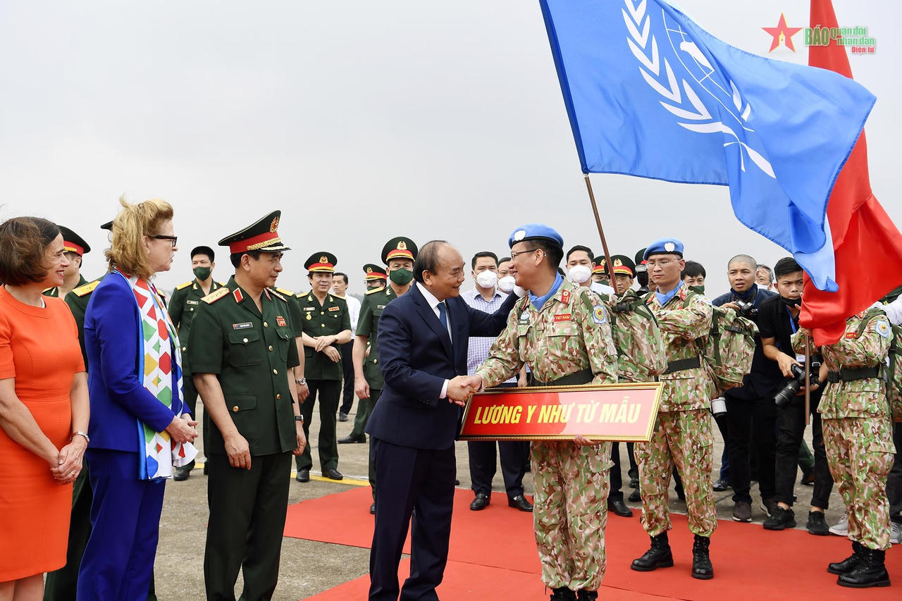 Xúc động hình ảnh chiến sĩ mũ nồi xanh lên đường làm nhiệm vụ giữ gìn hòa bình LHQ