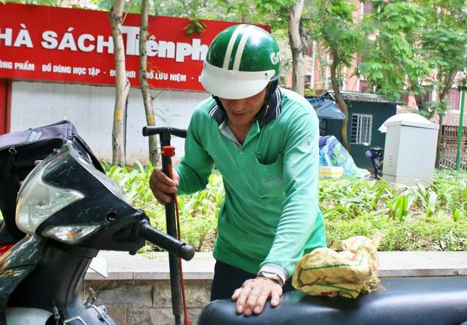 Cuộc sống mới của người cha 10 năm sống trong ống cống nuôi 2 con đỗ thủ khoa đại học ở Hà Nội