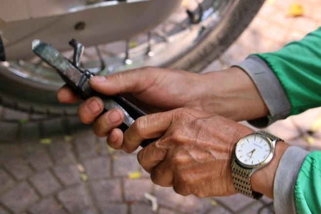 Cuộc sống mới của người cha 10 năm sống trong ống cống nuôi 2 con đỗ thủ khoa đại học ở Hà Nội