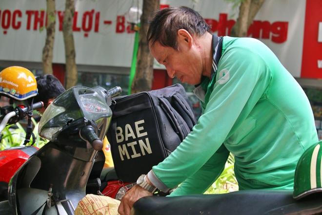 Cuộc sống mới của người cha 10 năm sống trong ống cống nuôi 2 con đỗ thủ khoa đại học ở Hà Nội