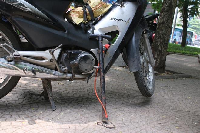 Cuộc sống mới của người cha 10 năm sống trong ống cống nuôi 2 con đỗ thủ khoa đại học ở Hà Nội