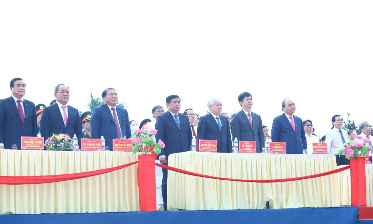 Chủ tịch nước Nguyễn Xuân Phúc dự Lễ thượng cờ 'Thống nhất non sông'