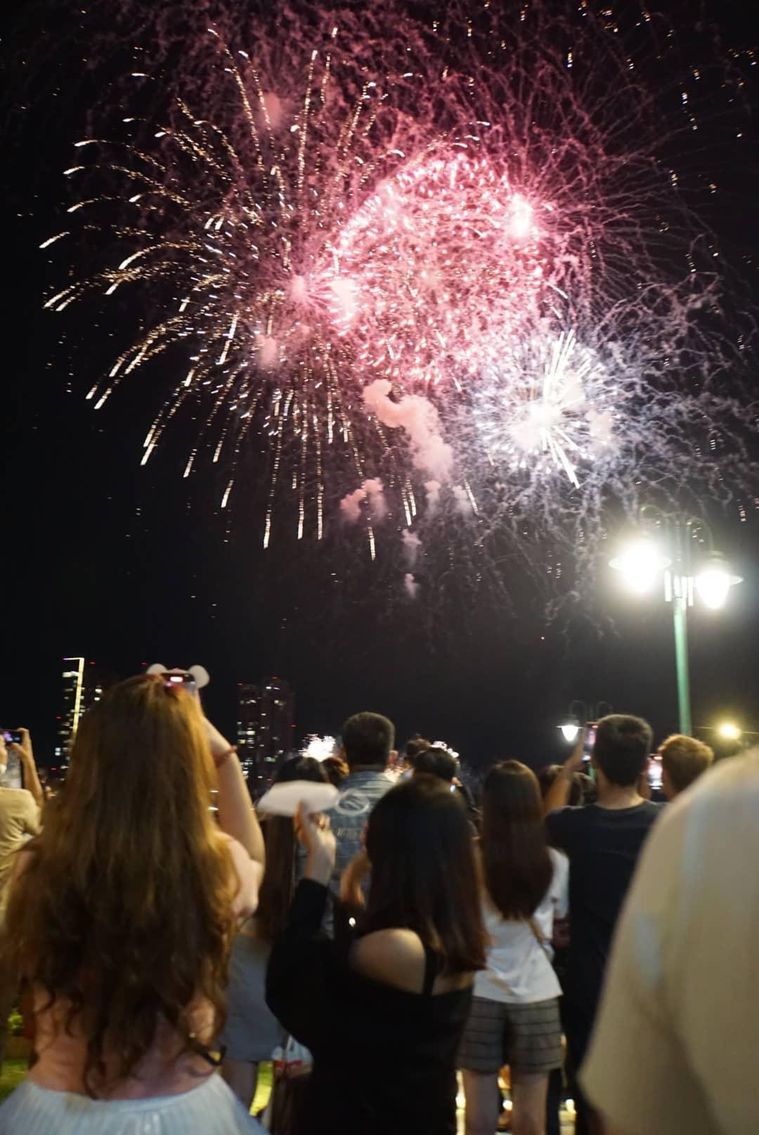 Mãn nhãn cảnh pháo nở hoa sáng bừng bầu trời TP HCM đêm 30/4