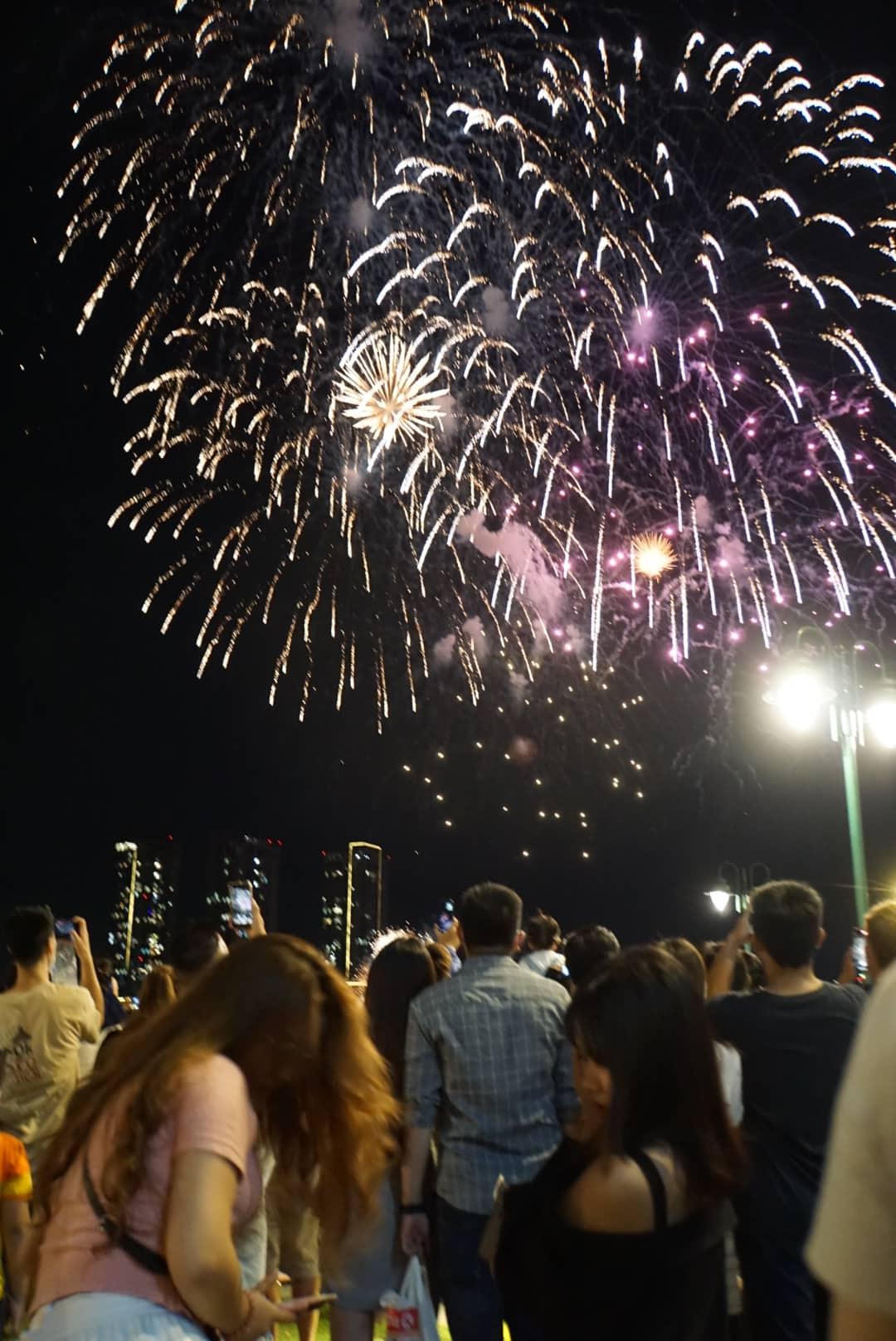 Mãn nhãn cảnh pháo nở hoa sáng bừng bầu trời TP HCM đêm 30/4