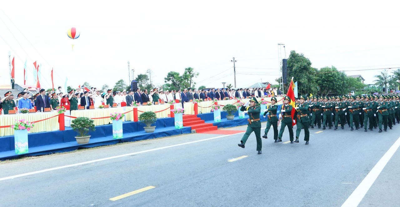 Chủ tịch nước Nguyễn Xuân Phúc dự Lễ thượng cờ 'Thống nhất non sông'