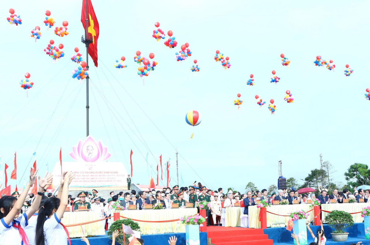 Chủ tịch nước Nguyễn Xuân Phúc dự Lễ thượng cờ 'Thống nhất non sông'