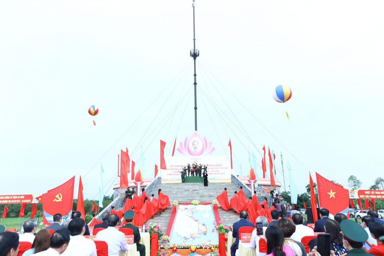 Chủ tịch nước Nguyễn Xuân Phúc dự Lễ thượng cờ 'Thống nhất non sông'