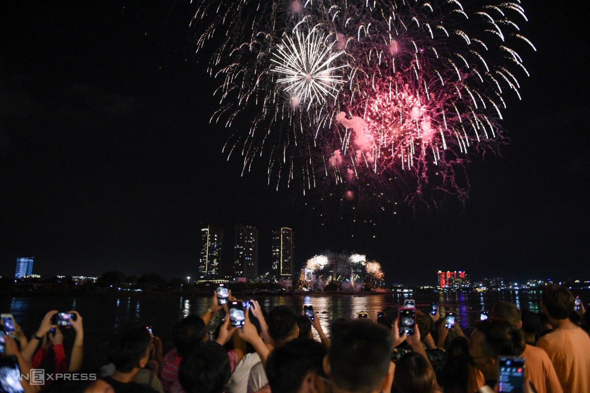 Mãn nhãn cảnh pháo nở hoa sáng bừng bầu trời TP HCM đêm 30/4