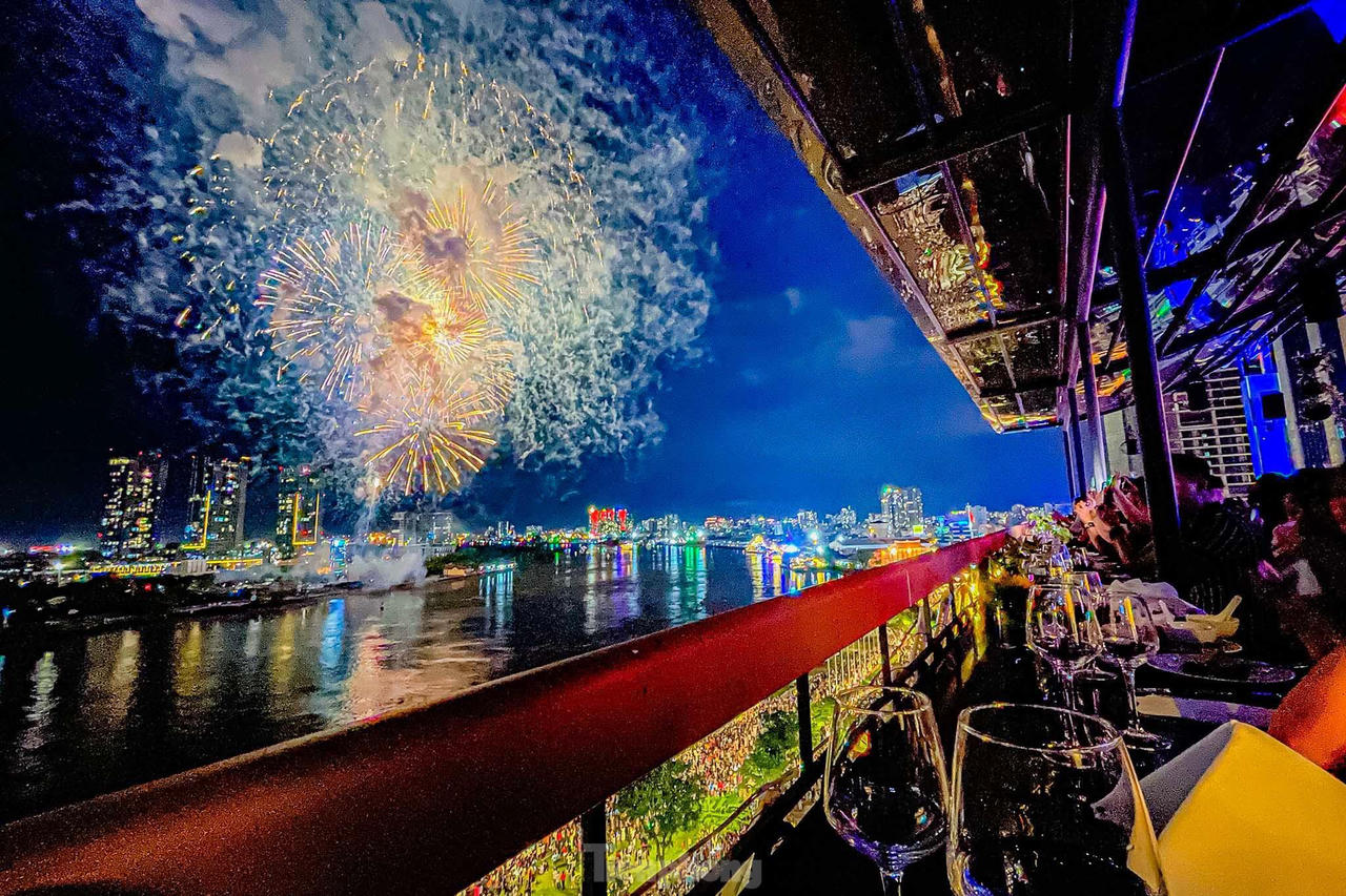 Mãn nhãn cảnh pháo nở hoa sáng bừng bầu trời TP HCM đêm 30/4