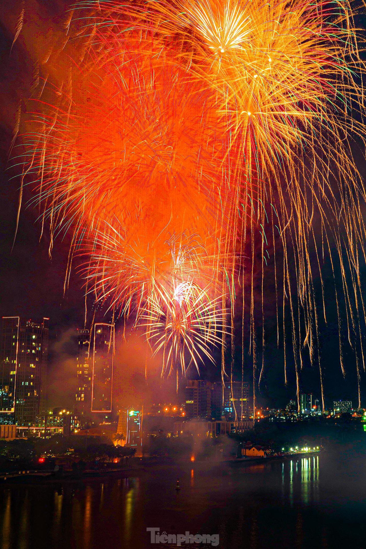 Mãn nhãn cảnh pháo nở hoa sáng bừng bầu trời TP HCM đêm 30/4