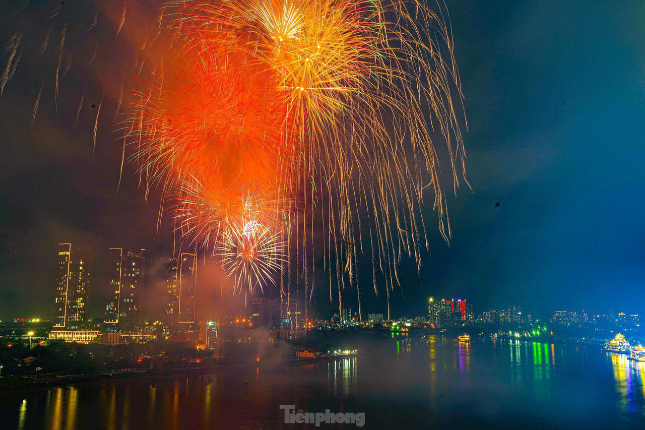 Mãn nhãn cảnh pháo nở hoa sáng bừng bầu trời TP HCM đêm 30/4