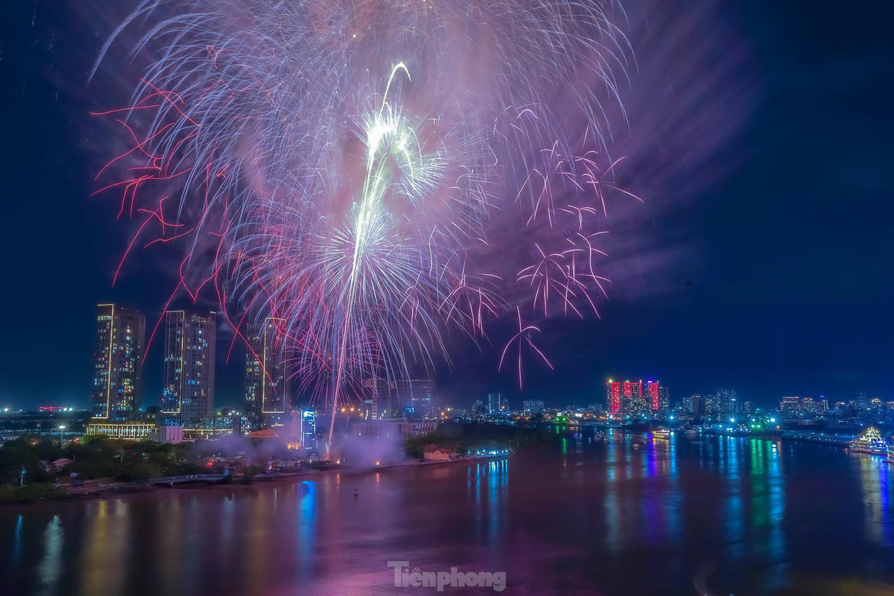 Mãn nhãn cảnh pháo nở hoa sáng bừng bầu trời TP HCM đêm 30/4