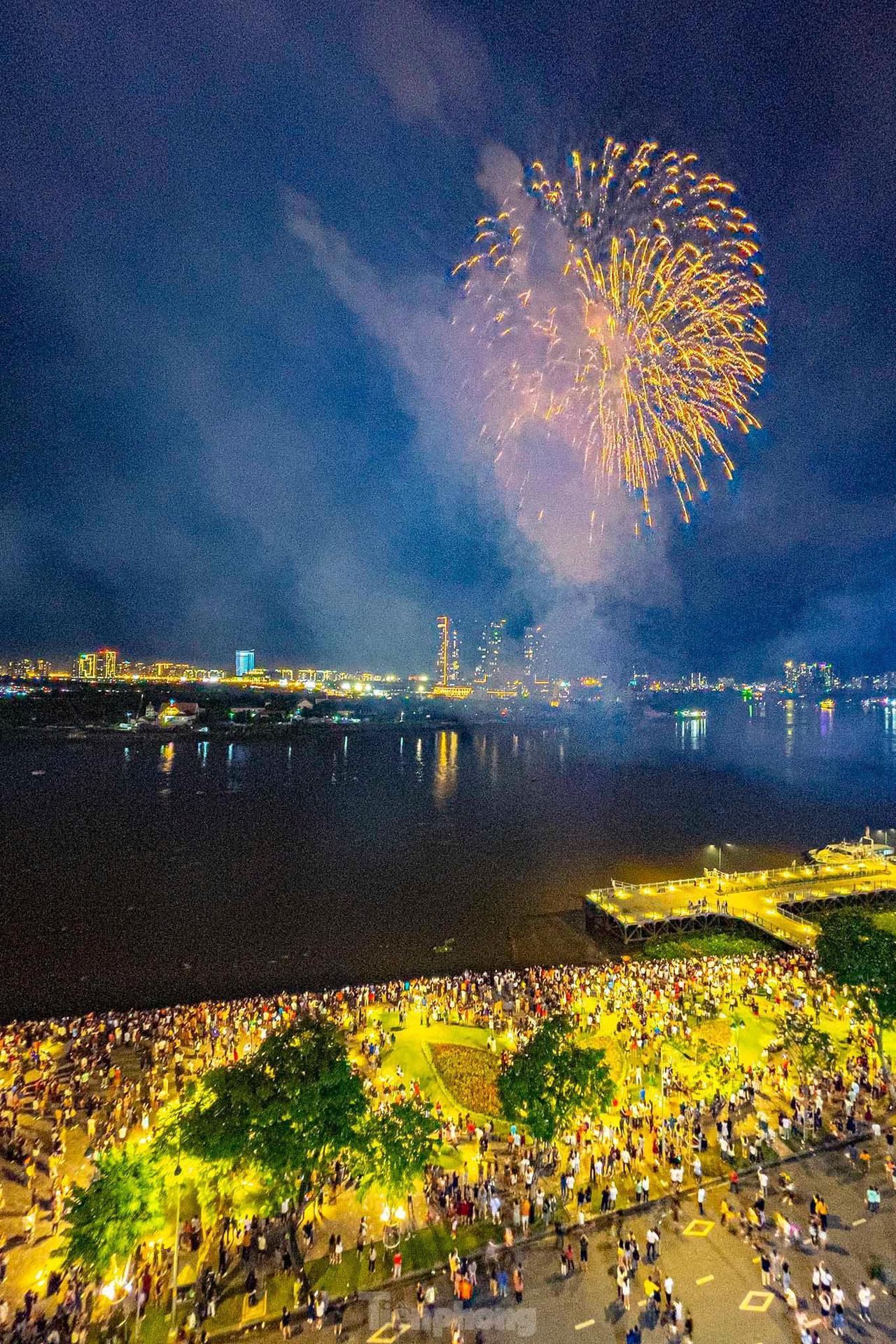 Mãn nhãn cảnh pháo nở hoa sáng bừng bầu trời TP HCM đêm 30/4