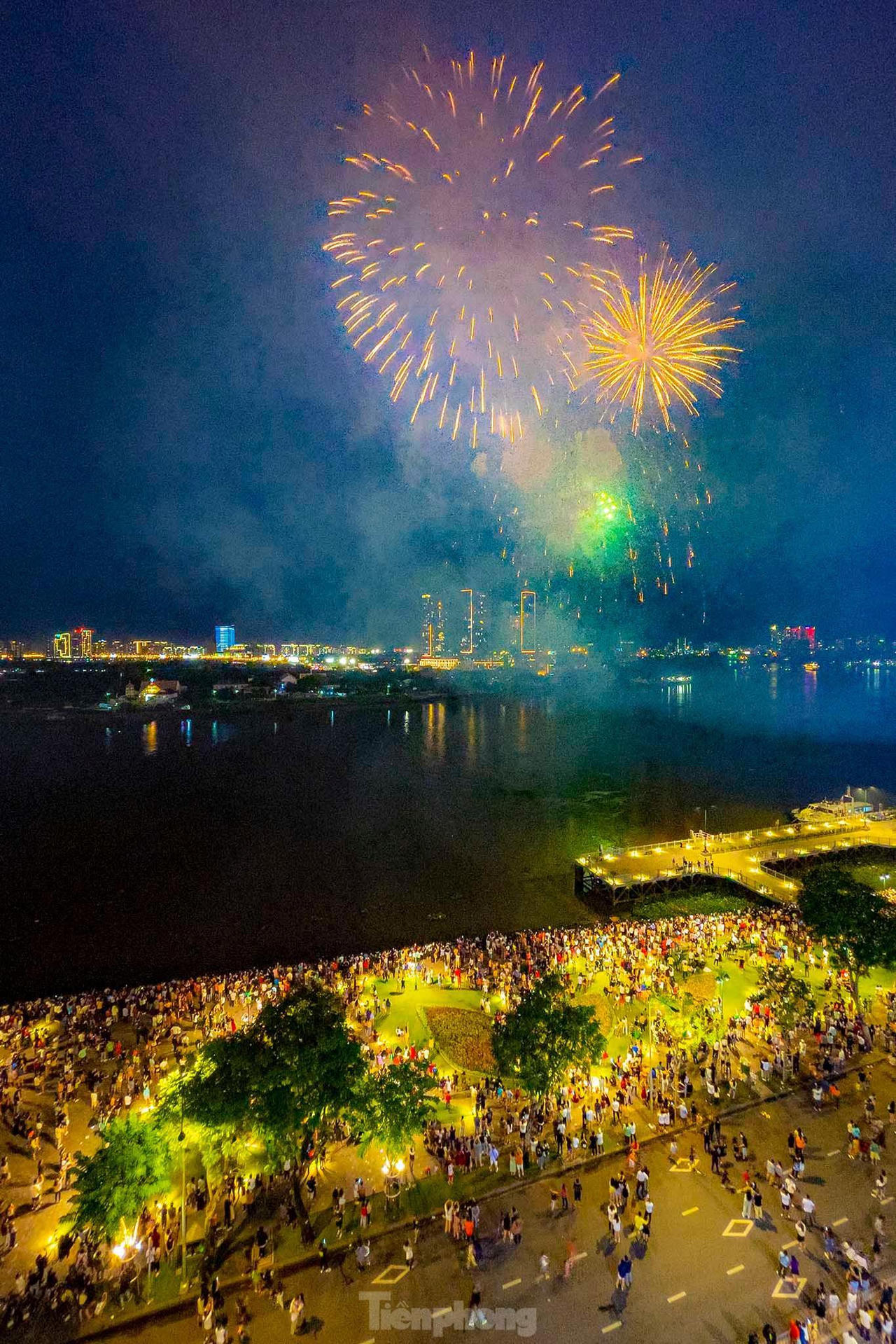 Mãn nhãn cảnh pháo nở hoa sáng bừng bầu trời TP HCM đêm 30/4