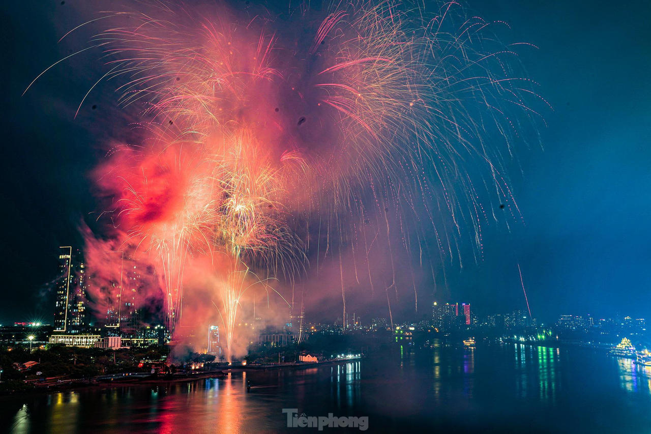 Mãn nhãn cảnh pháo nở hoa sáng bừng bầu trời TP HCM đêm 30/4