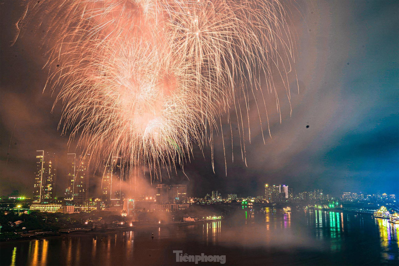 Mãn nhãn cảnh pháo nở hoa sáng bừng bầu trời TP HCM đêm 30/4