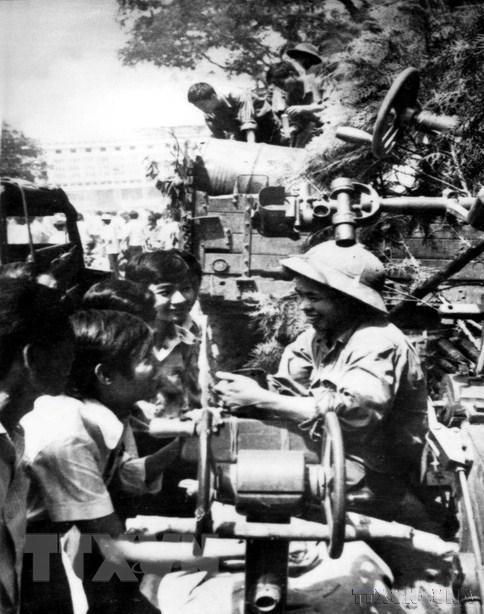 Hình ảnh thành phố Sài Gòn sống trong niềm vui chiến thắng 30/4/1975