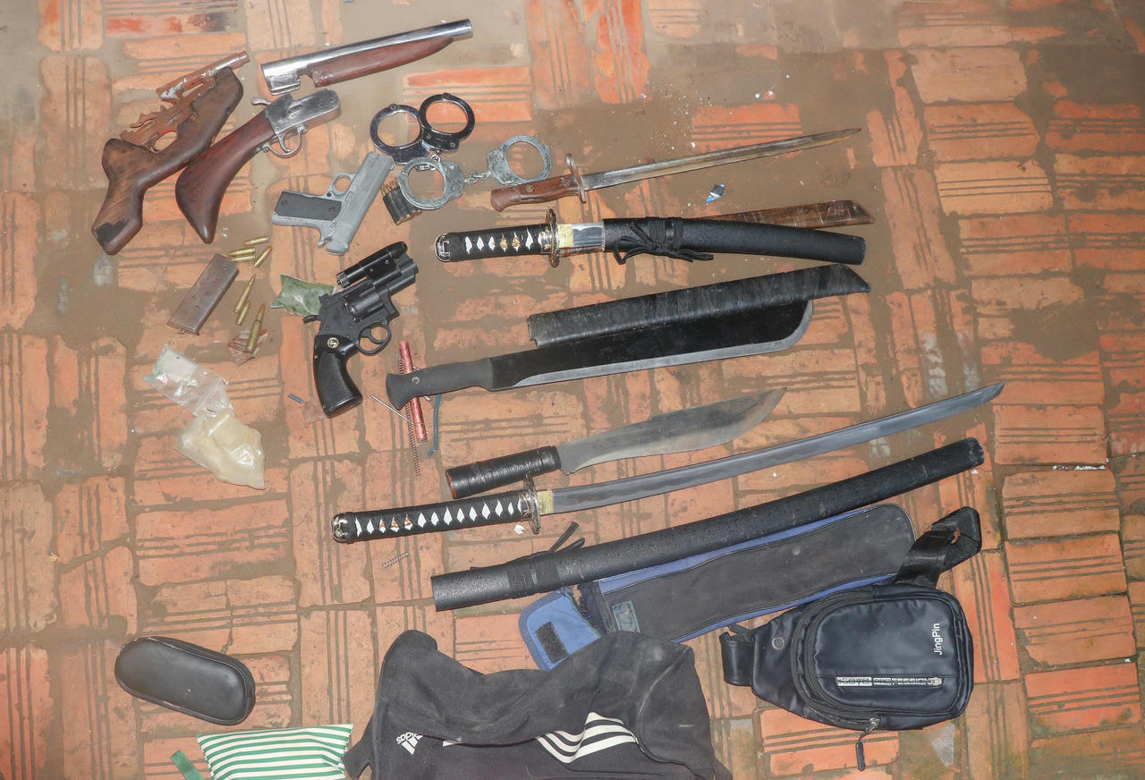 Phát hiện còng số 8 cùng dao, súng trong phòng trọ người phụ nữ