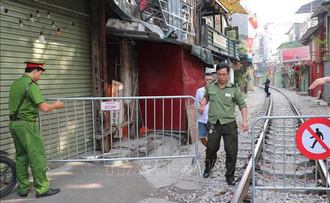 Xử lý nghiêm việc bán hàng và chụp ảnh trên 'phố đường tàu' Hà Nội