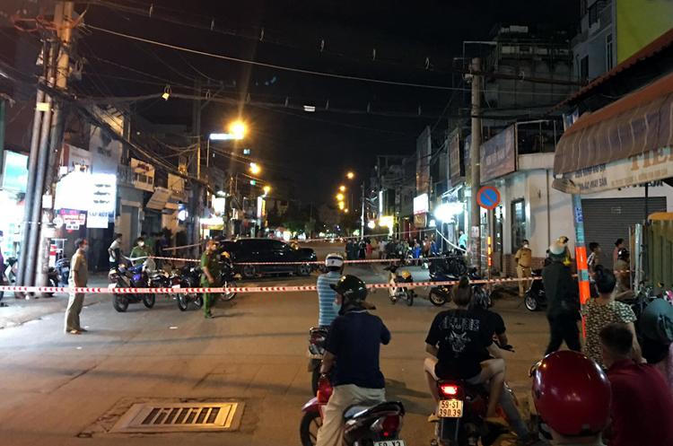 Ô tô mất lái đâm 10 xe máy, nhiều người bị thương nặng