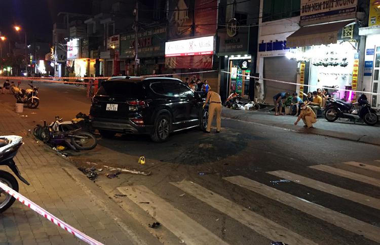 Ô tô mất lái đâm 10 xe máy, nhiều người bị thương nặng