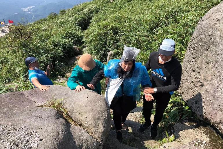 Chuyên gia quốc tế nói gì về 'cú ngã 30m' của người mắc kẹt dưới vực 7 ngày?