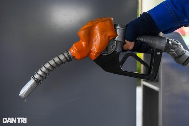 Giá xăng ngày mai có thể tăng rất mạnh, sát mốc 30.000 đồng/lít?