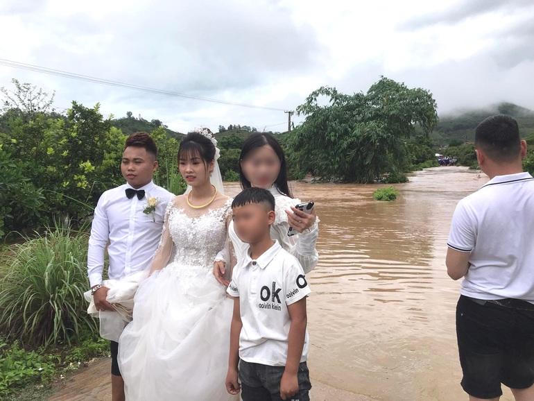Đám cưới ngày mưa lũ, chú rể Bắc Giang lội nước, cõng cô dâu 'về dinh'
