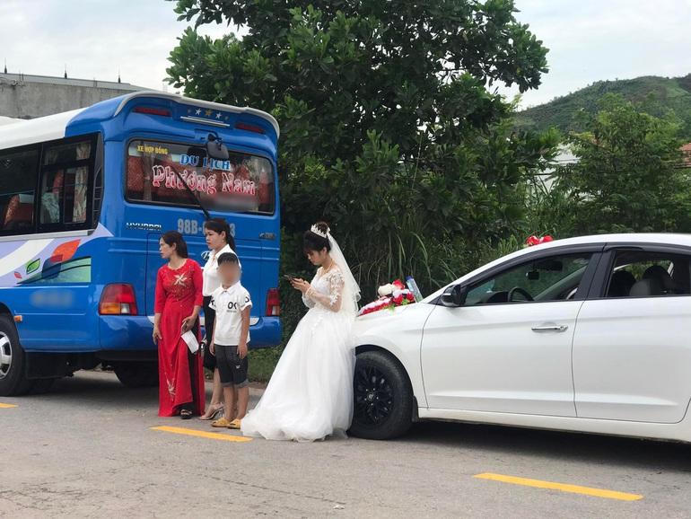 Đám cưới ngày mưa lũ, chú rể Bắc Giang lội nước, cõng cô dâu 'về dinh'