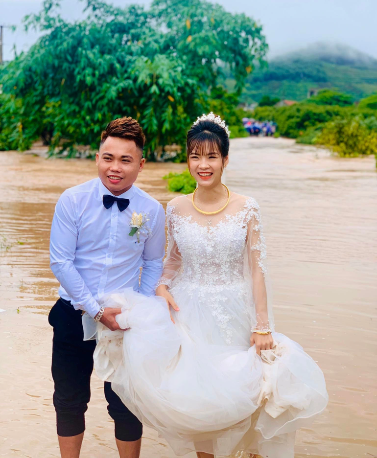 Đám cưới ngày mưa lũ, chú rể Bắc Giang lội nước, cõng cô dâu 'về dinh'