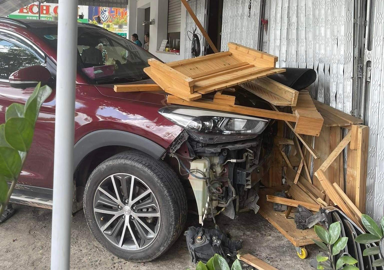 Ô tô mất lái đâm 6 xe máy, nhiều người bị thương