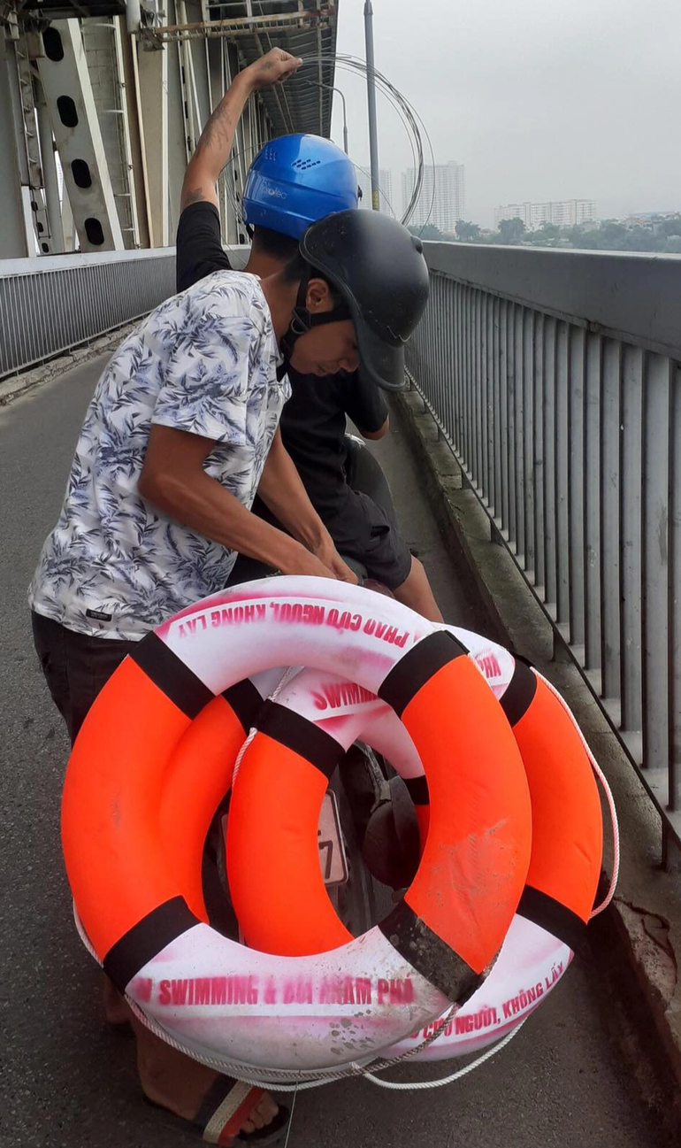 Lắp nhiều phao cứu sinh trên các cây cầu bắc qua sông Hồng ở Hà Nội