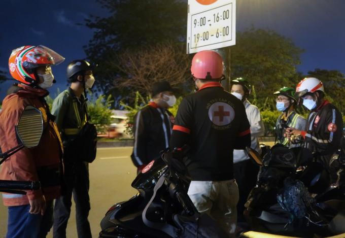 Những người chuyên mở đường cho xe cấp cứu trong đêm