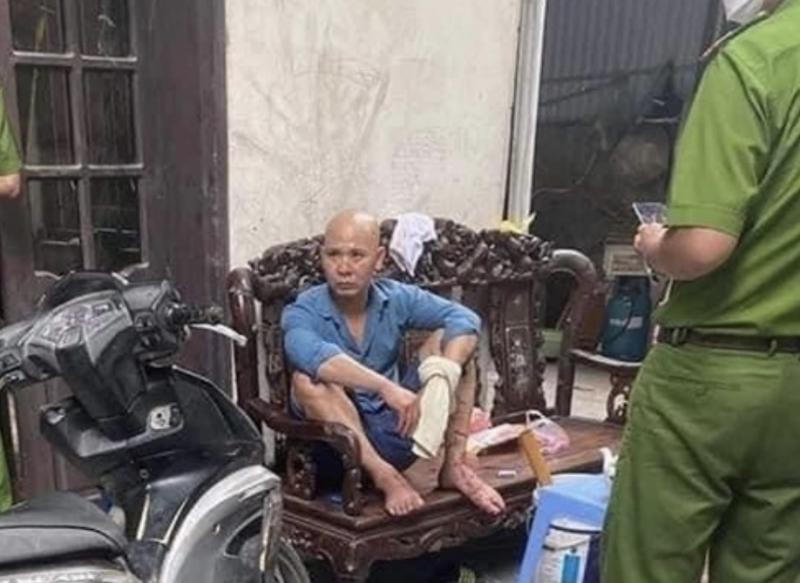 Nghi án chồng chém vợ trọng thương rồi ngồi 'thần mặt' trên ghế salon