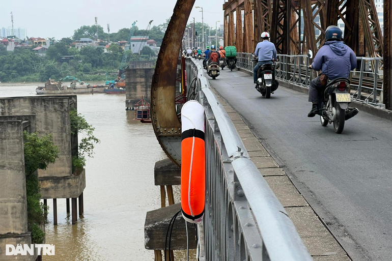 Thông tin bất ngờ vụ loạt phao cứu sinh 'biến mất' trên cầu bắc qua sông Hồng