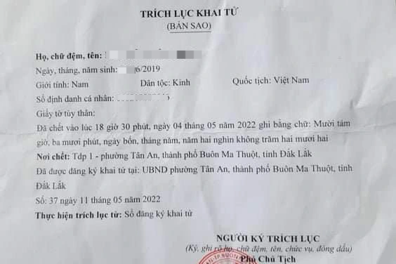Con trai 3 tuổi đang sống bất ngờ bị mẹ đẻ khai tử