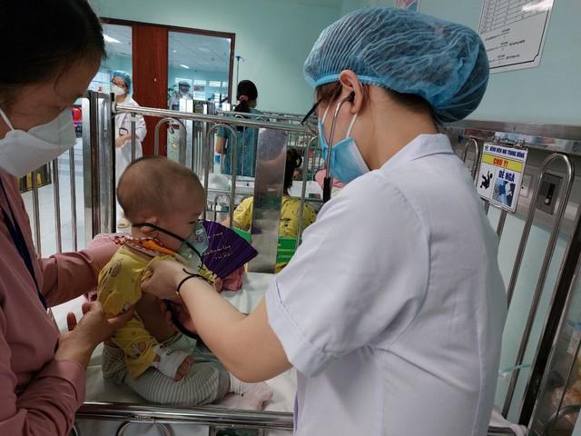 Trẻ ho sốt, kéo dài cha mẹ cần làm gì? - Ảnh 1.