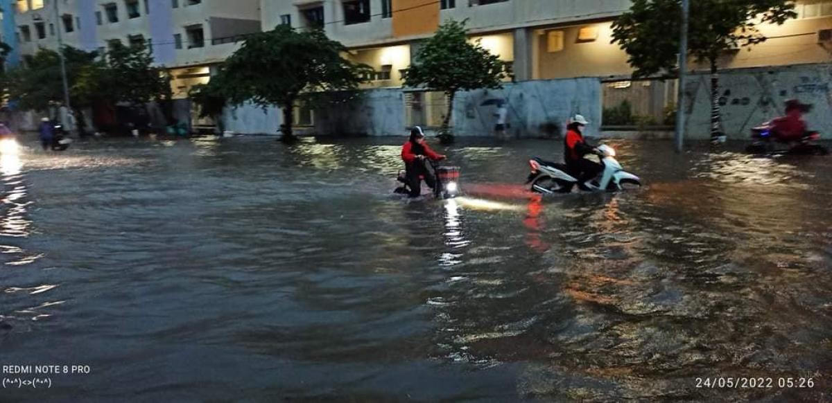 Nhiều tuyến phố Bắc Ninh ngập nặng sau mưa lớn, ô tô nổi 'lềnh phềnh'