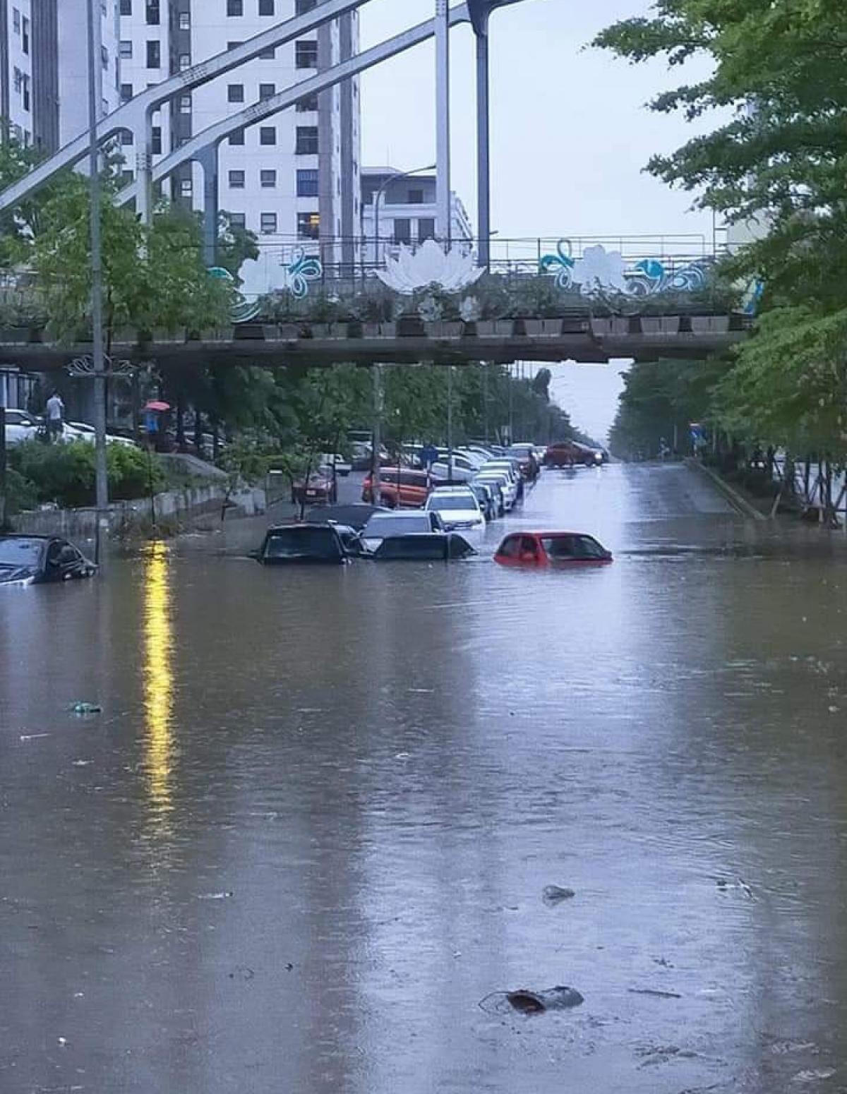 Nhiều tuyến phố Bắc Ninh ngập nặng sau mưa lớn, ô tô nổi 'lềnh phềnh'