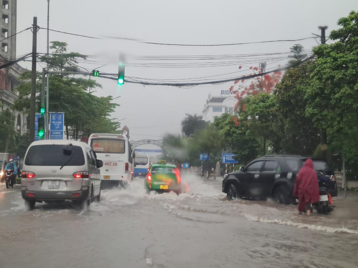 Nhiều tuyến phố Bắc Ninh ngập nặng sau mưa lớn, ô tô nổi 'lềnh phềnh'