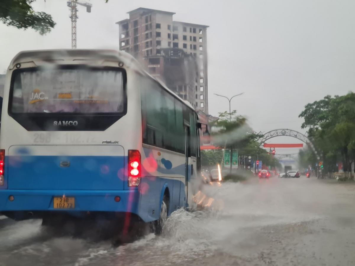 Nhiều tuyến phố Bắc Ninh ngập nặng sau mưa lớn, ô tô nổi 'lềnh phềnh'