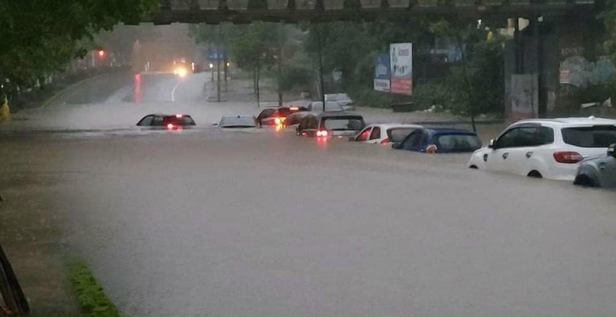 Nhiều tuyến phố Bắc Ninh ngập nặng sau mưa lớn, ô tô nổi 'lềnh phềnh'