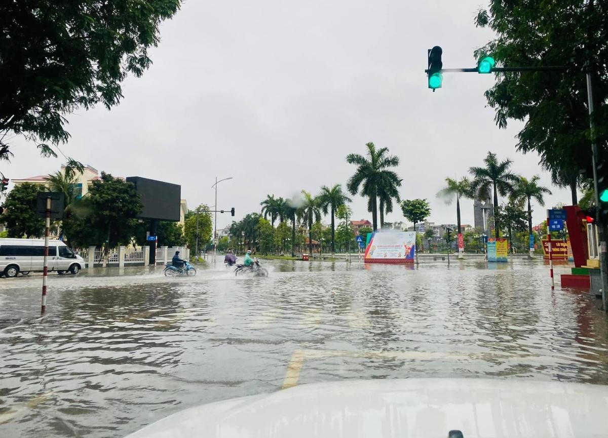 Nhiều tuyến phố Bắc Ninh ngập nặng sau mưa lớn, ô tô nổi 'lềnh phềnh'