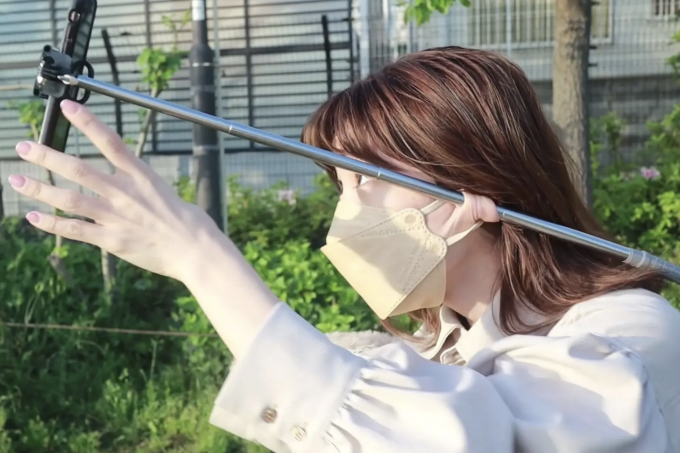 Kỳ lạ cảnh cô gái 'cầm nắm' đồ vật bằng tai