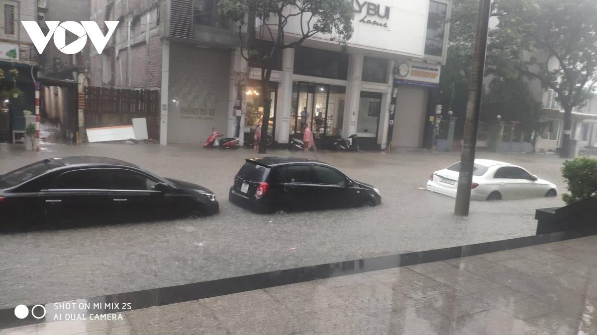 Xe bị ngập nước phải làm gì?