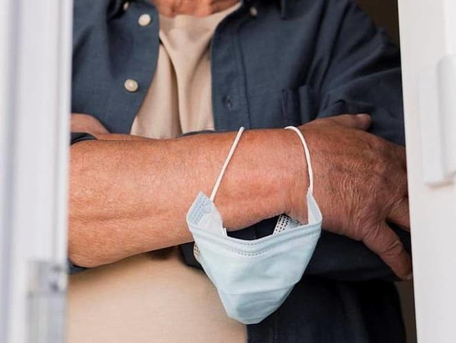 Hiểm họa khi đeo khẩu trang trên cằm cánh tay