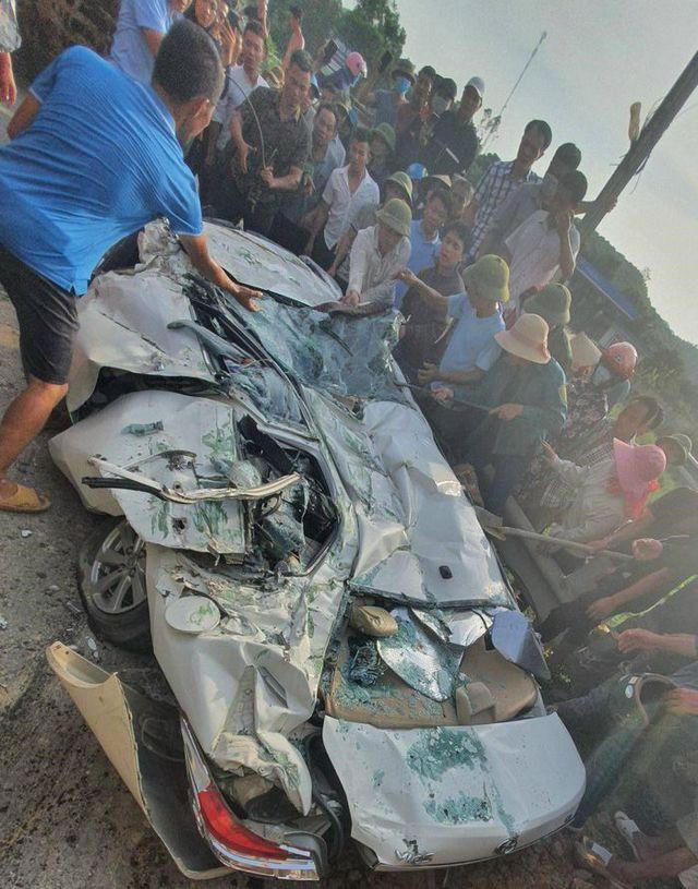 Xe tải lật đè bẹp dí ô tô con ở Hòa Bình, 3 người tử vong